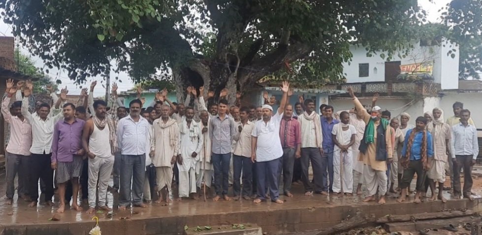 किसान कांग्रेस के बैनर तले झांसी के गांव हरपुरा में किसान पंचायत!इस वर्ष खरीफ की फसल असमय बारिश होने से नष्ट हो गई
योगी जी किसानों की फसलों का सर्वे कराकर किसानों को मुआवजा दिलवाइये
आप की गलत नीतियां कमरतोड़ महंगाई से किसानो के घर का खर्च,बच्चों की पढ़ाई बाधित है
<a href="/priyankagandhi/">Priyanka Gandhi Vadra</a>