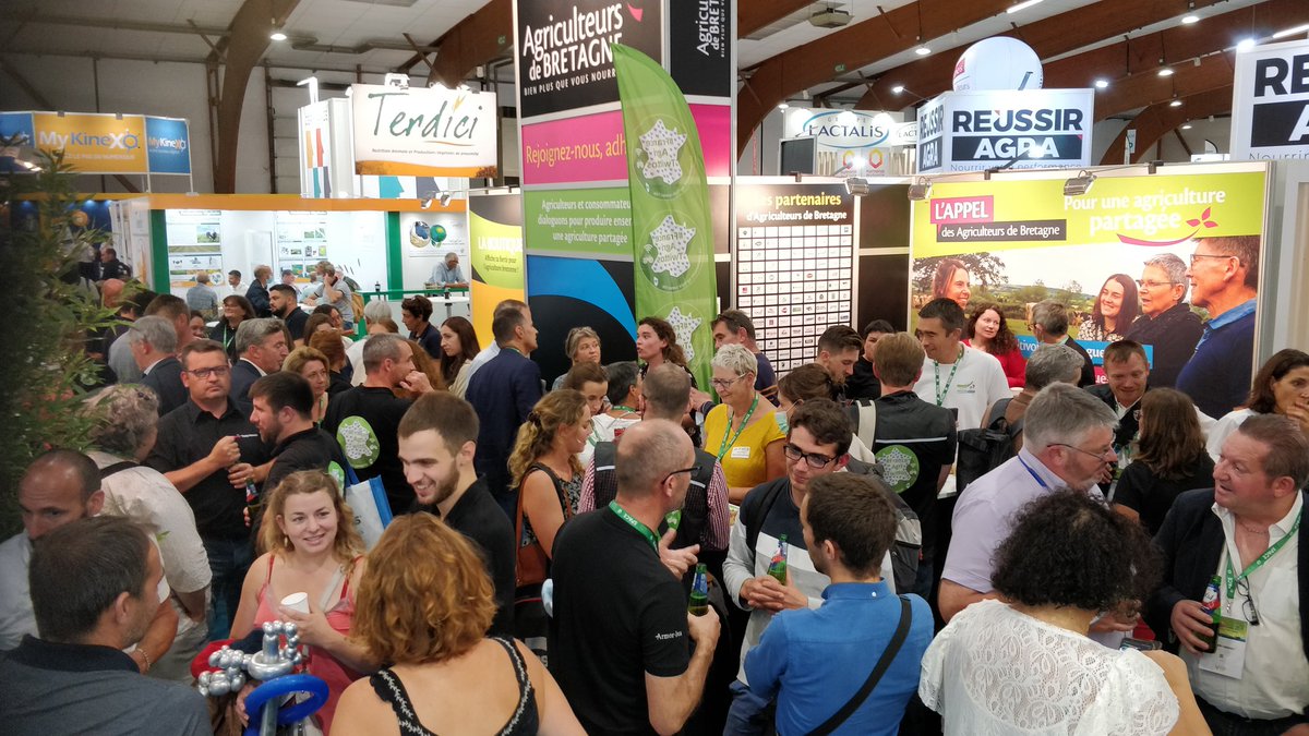 agriculteursBzh's tweet photo. Le #tweetapero bat son plein ! #fragtw #agribretagne Merci aux adhérents des deux structures pour ce moment de retrouvailles https://t.co/VOoehO6kKa