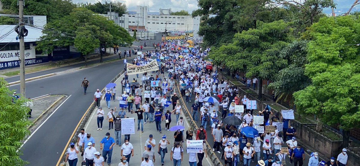 On the 200th anniversary of Central American independence from Spain, demonstrators have gathered in San Salvador in the largest anti-government protests since President Bukele took office in June of 2019. 📸<a href="/chelefaro/">Carlos Martínez</a>, Cuscatlán Park.