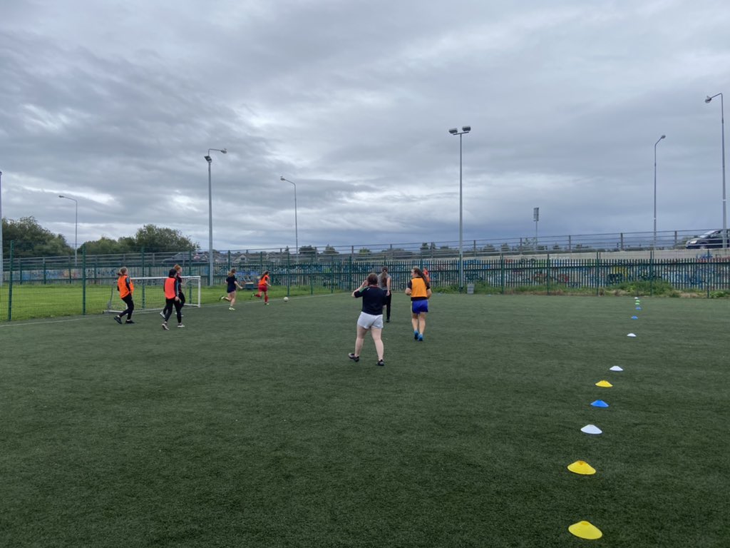 SarahNiC_13's tweet photo. Tá traenáil sacair ar ais. 23 imreoir ar an bpáirc inniu. Dochreidte. Girls’ participation in sport is really on the up and it’s so great to see!! ☺️🙌⚽️ https://t.co/z7YMV7E4kW