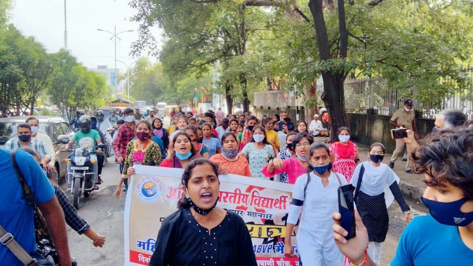 ABVPVoice's tweet photo. महाराष्ट्र में बलात्कार की घटनाओं में हो रही वृद्धि के विरोध में नागपुर महानगर के कार्यकर्ताओं ने जिलाधिकारी कार्यालय के समक्ष पीड़िताओं को शीघ्र न्याय दिलाने और ऐसी घटनाओं पर अंकुश लगाने हेतु उचित कदम उठाने की मांग को लेकर धरना-प्रदर्शन किया। https://t.co/3HlmpcAA0B