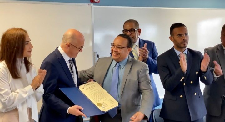 Misael09659634's tweet photo. Agradecido del Consejo Municipal de la Ciudad de Newark, New Jersey, y de su Presidenta Mildred C. Crump, por este reconocimiento, el cual me sigue comprometiendo a trabajar por un mejor país. El mismo, se dio en el marco del encuentro con la Coalición Latina de pastores.
#FDBUSA https://t.co/N2kaJHE314