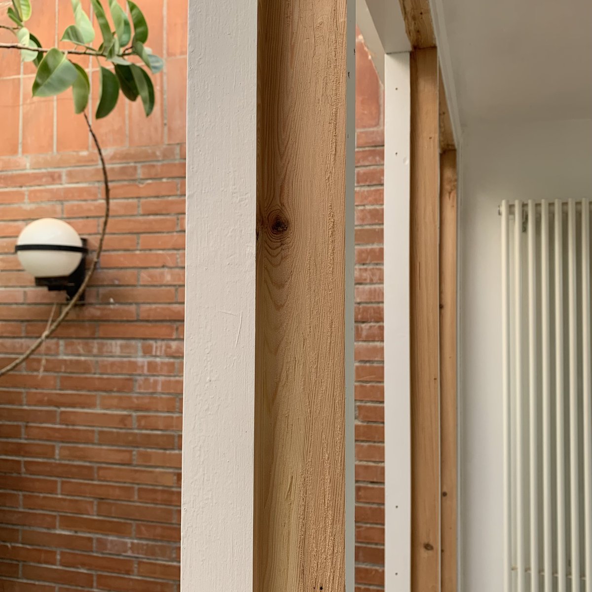 MirasFusters's tweet photo. Rebaje del galce de las ventanas para colocar vidrios de cámara y, así, mejorar el aislamiento térmico y acústico; conservando la carpintería d madera que data de 1967
#reforma #santcugat #carpinteria #carpentry #puerta #ventana #ventanal #madera #pino #fusta #woodwork #fusteria https://t.co/GjRRu2vQm5