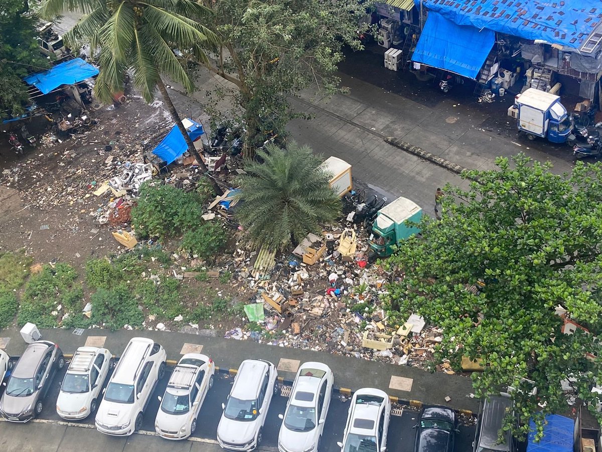 <a href="/mybmc/">माझी Mumbai, आपली BMC</a> this patch at DN Nagar has become a breeding ground for mosquitoes increasing the risk of Malaria and Dengue for the residents nearby