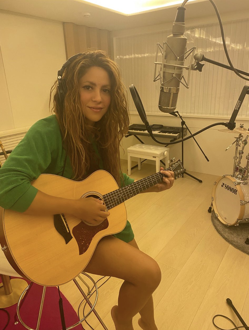 Shakira on Twitter: "Hard at work! https://t.co/3zNuMR0URK" / Twitter