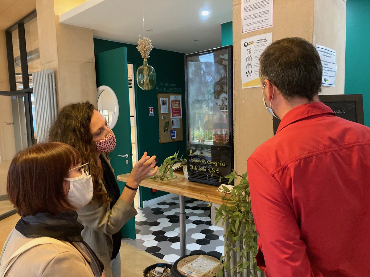 Visite avec mes collègues élus à la trajectoire #Zerodechet de #Paris11 @ViscontiniParis et #Paris12 @TeisseireChris3 de la @Maison_ZD, lieu associatif avec sa boutique, son café associatif qui mène des actions de sensibilisation aux démarches zéro déchet et zéro gaspillage