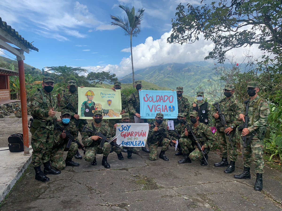 Ejercito_Div7's tweet photo. Desde la vereda Potrerito, del municipio de Barbosa, el Sargento Mayor del #BatallónOspina, de la #CuartaBrigada, realiza el lanzamiento de la campaña Soldado Vigía, con el propósito de dar a conocer la importancia de la prevención de accidentes en el trabajo #DisciplinaMilitar https://t.co/qZLJlf7ssj