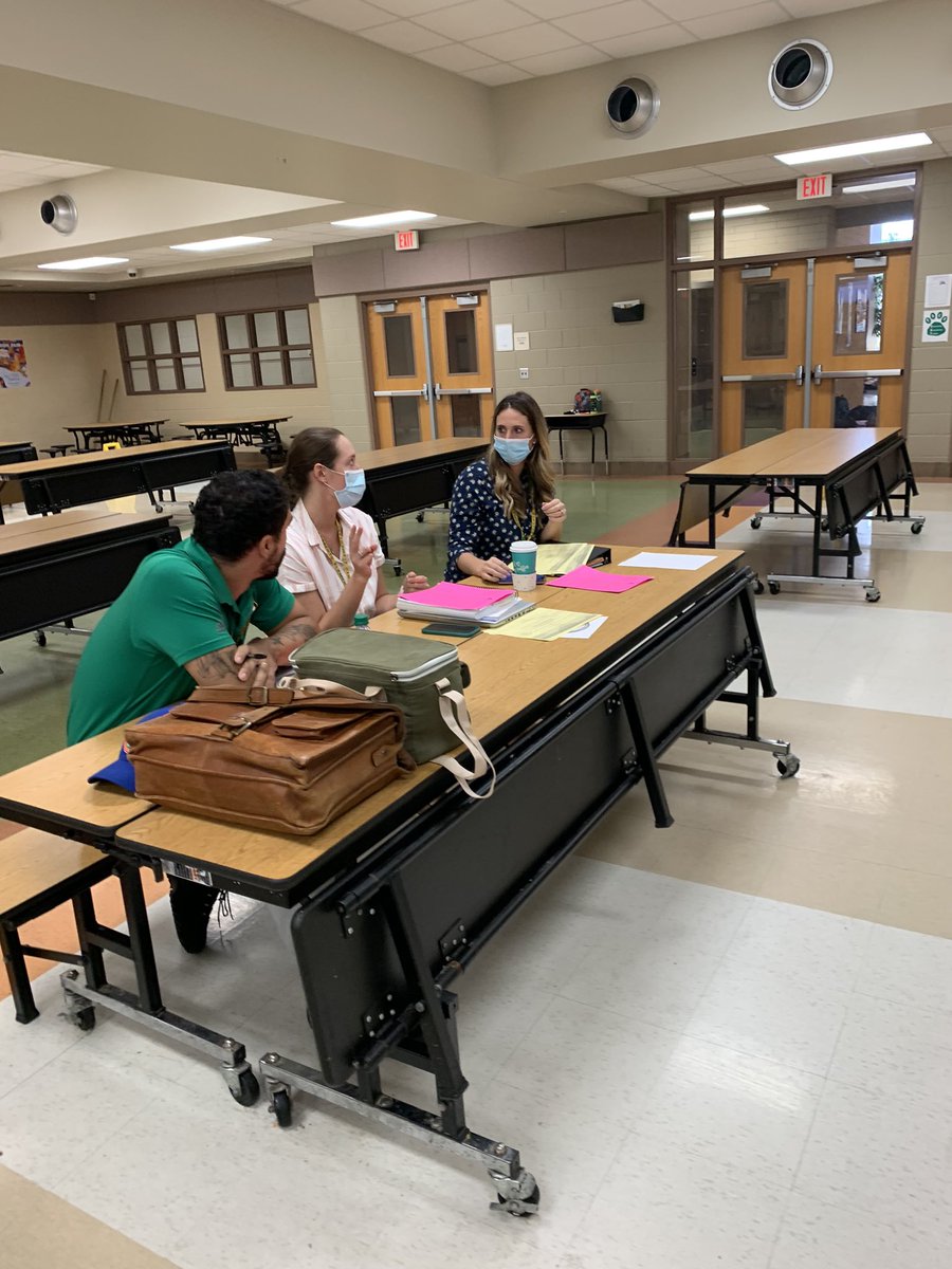 Sorrento Elementary teachers discussing text on Independent Reading and Conferring…… IDR=Difference….. in SOOOOOO many ways! ❤️❤️❤️❤️❤️❤️❤️❤️❤️@SorrentoElem