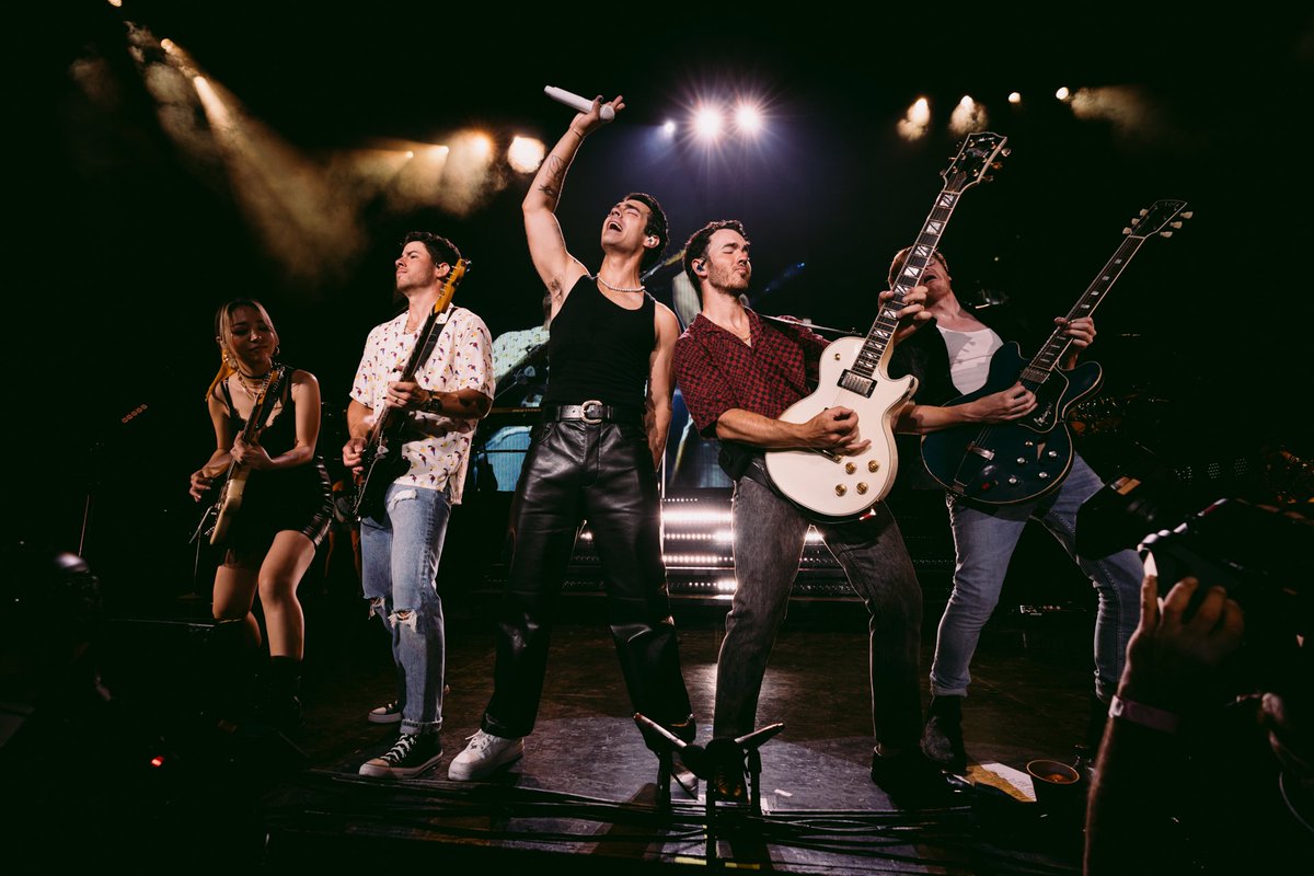 jonasbrothers's tweet photo. Had to wait out the rain a bit, but it was so worth it. Thank you for an amazing show Detroit ❤️ #RememberThisTour https://t.co/Lz0phBFXTD