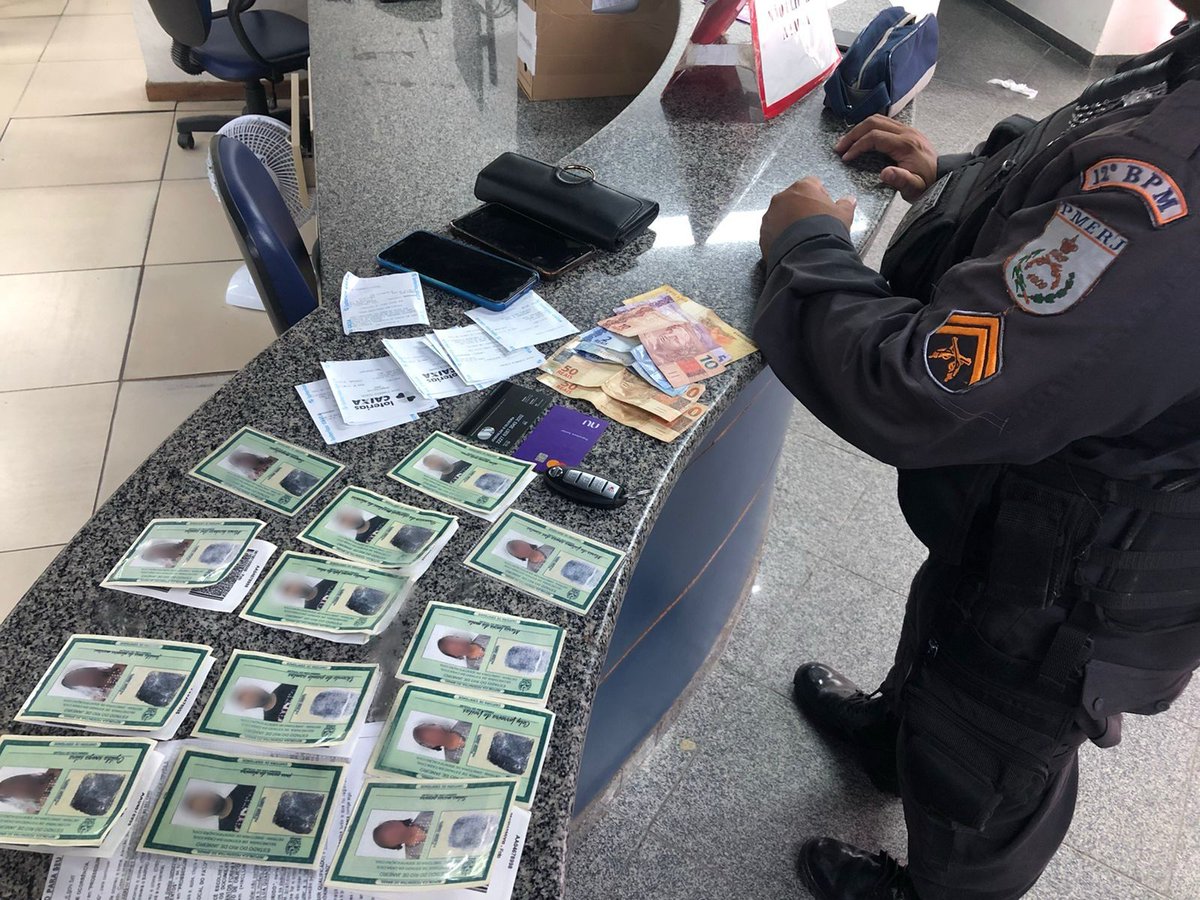 PMERJ's tweet photo. Trio é preso após tentativa de estelionato a casa lotérica em Maricá
Duas mulheres e um homem foram presos pelo #12BPM na Rodovia RJ-106 quando tentavam deixar a cidade. Eles portavam diversas identidades com suas fotos, porém com nomes diferentes.
Ocorrência encaminhada à #76DP. https://t.co/zuH9gBVMoy