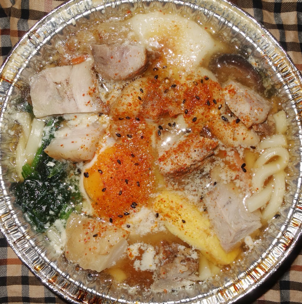 Taro Tanaka V Twitter ごちゃごちゃしたうどん 秋の冷え込みにはこういう暖かいものが美味しいです アルミ鍋うどんに いろいろ追加しました