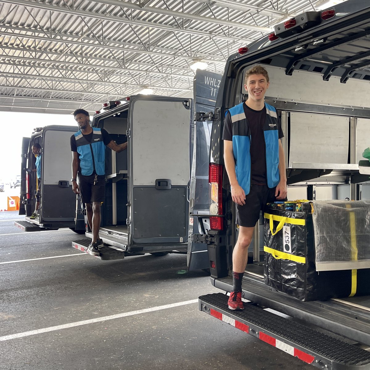 wheelzupcourier's tweet photo. We've got the best delivery drivers in the business. #partsdelivery #wellgetitthere #amazon #amazondsp https://t.co/8660Nme4Bi