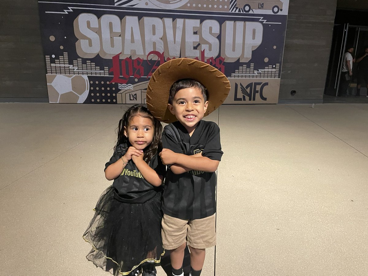 Cragui7's tweet photo. @LAFC @pepsi Remy&amp;Casey #PepsiLAFCMural #sweepstakes #LAFC https://t.co/fhCKR8GyOn