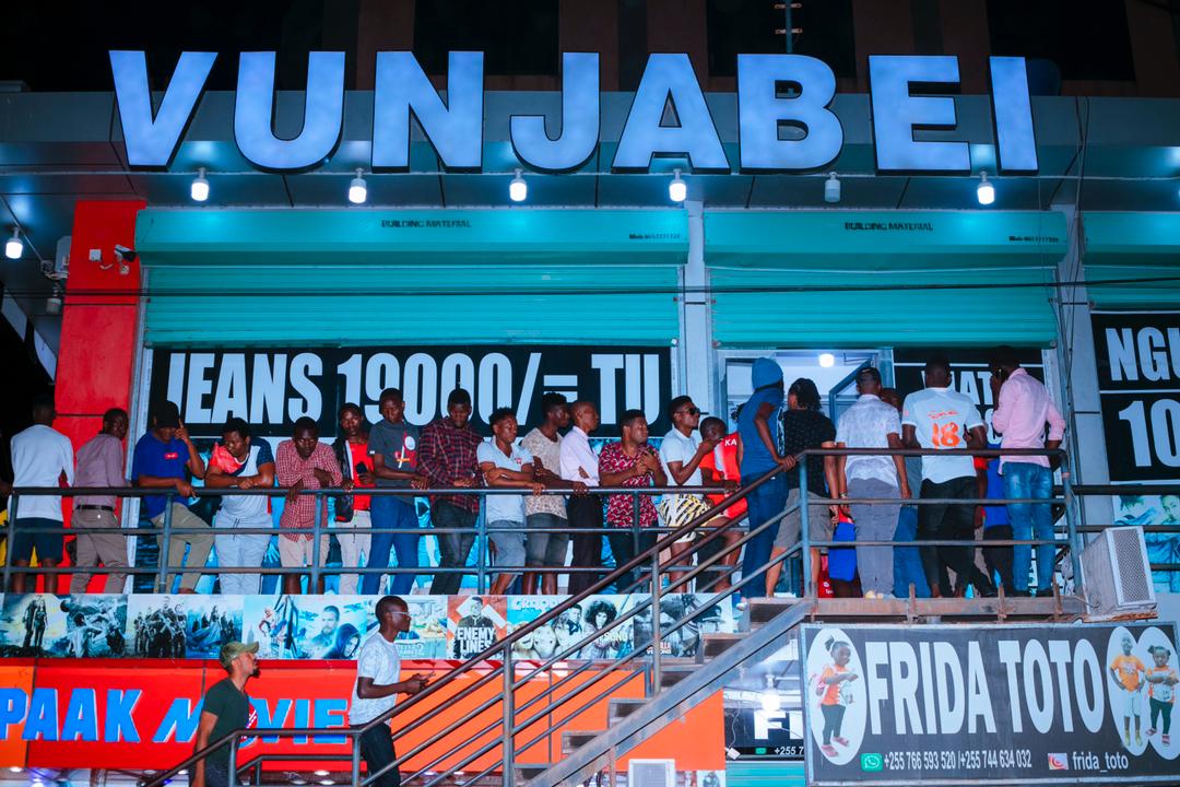 SimbaSCTanzania's tweet photo. Mashabiki wakiendelea kukata tiketi za Simba Day 🤯

Wanasimba 🙌 #SimbaDay2021 #OneTeamOneDream #NguvuMoja https://t.co/S6ThpurbMw