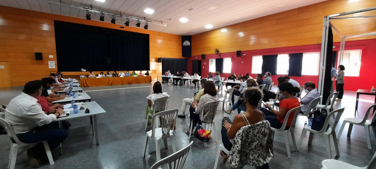 psoedesevilla's tweet photo. Continuamos con el proceso de #EscuchaActiva del @psoedeandalucia. Hoy en Dos Hermanas hablamos de #Educación. La calidad de la enseñanza pública, el refuerzo del profesorado, los recursos para el alumnado con necesidades especiales son fundamentales para progresar #SevillaHoy https://t.co/HSN65PHKVz