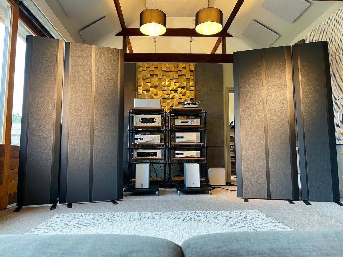 hifilounge's tweet image. A true wall of sound 😍 just got the incredible Magnaplanar 30.7’s in for a demo which are really singing on the brilliant @TrilogyAudio Reference Pre + Mono’s, go big or go home springs to mind, if you want an easy divorce these could be the answer, be worth it though 😉 #hifi