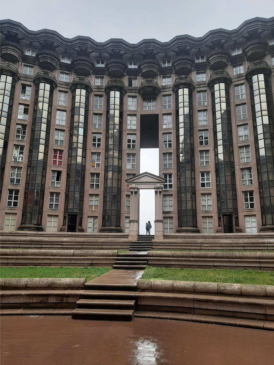 Accueilli au Centre social des Espaces d'Abraxas conçu par #RicardoBofill <a href="/SEQENSofficiel/">Seqens</a> <a href="/CDC_Habitat/">Groupe CDC Habitat</a> #Noisylegrand, l'atelier s'est clôturé par une balade architecturale des Espaces, animée par une habitante ayant suivi le dispositif "Suivez les guides!" <a href="/ApesDsu/">L'apes</a> <a href="/93Caue/">CAUE 93</a> 2/2