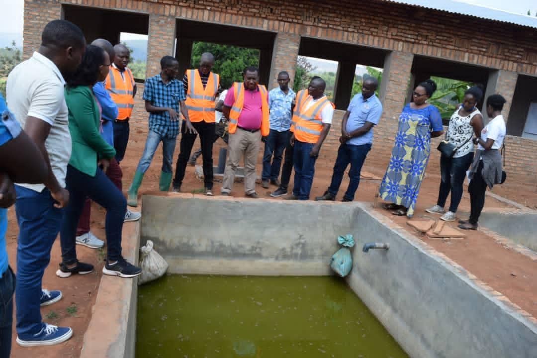 MilteBurundi's tweet photo. Après  cette  visite,  ces  Hautes  Autorités ont profité cette occasion pour visiter un jeune diplomé  de Giheta à Gitega, actuellement, passionné  de l'agriculture et de l'élevage, pour l'encourager. https://t.co/bFah5PItqS