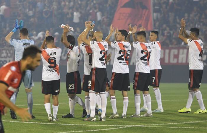 ⚪️🔴⚪️ Hoy a las 21 visitamos a Newell’s (📺 TNT Sports). ¿La última vez en Rosario? Fue victoria 3-2, luego de arrancar 0-2 abajo.

¡A repetir hoy para no perderle pisada a los de arriba! 🐔