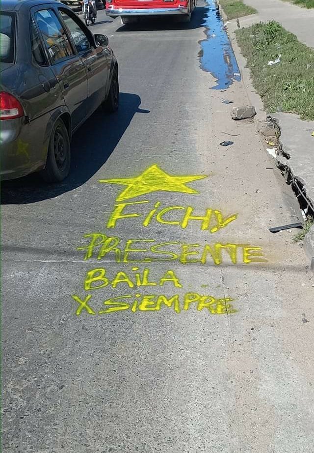 infodequilmes's tweet photo. En las calles de #Quilmes recuerdan al #Fichy ♥️
📸 1: Lugar donde ocurrió el accidente
📸 2: Peatonal Rivadavia, su segunda casa
https://t.co/NMbWDmqiDm https://t.co/U29tjBxfEq