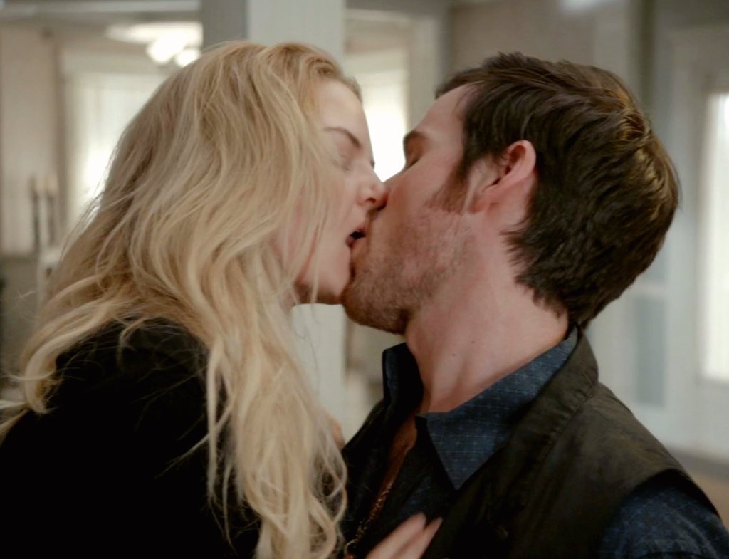 these kisses have no business being ✨that✨ hot