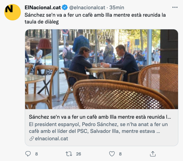 PoliticayModa's tweet photo. En su comparecencia desde Generalitat, Sánchez ha recordado q "las imágenes son importantes en política". Acto seguido, mientras la mesa estaba reunida, se ha ido a tomar algo con Illa a una (nada) discreta cafetería.

No hay peor ciego que el que no quiere ver #postureo https://t.co/cUSd02LWQ6