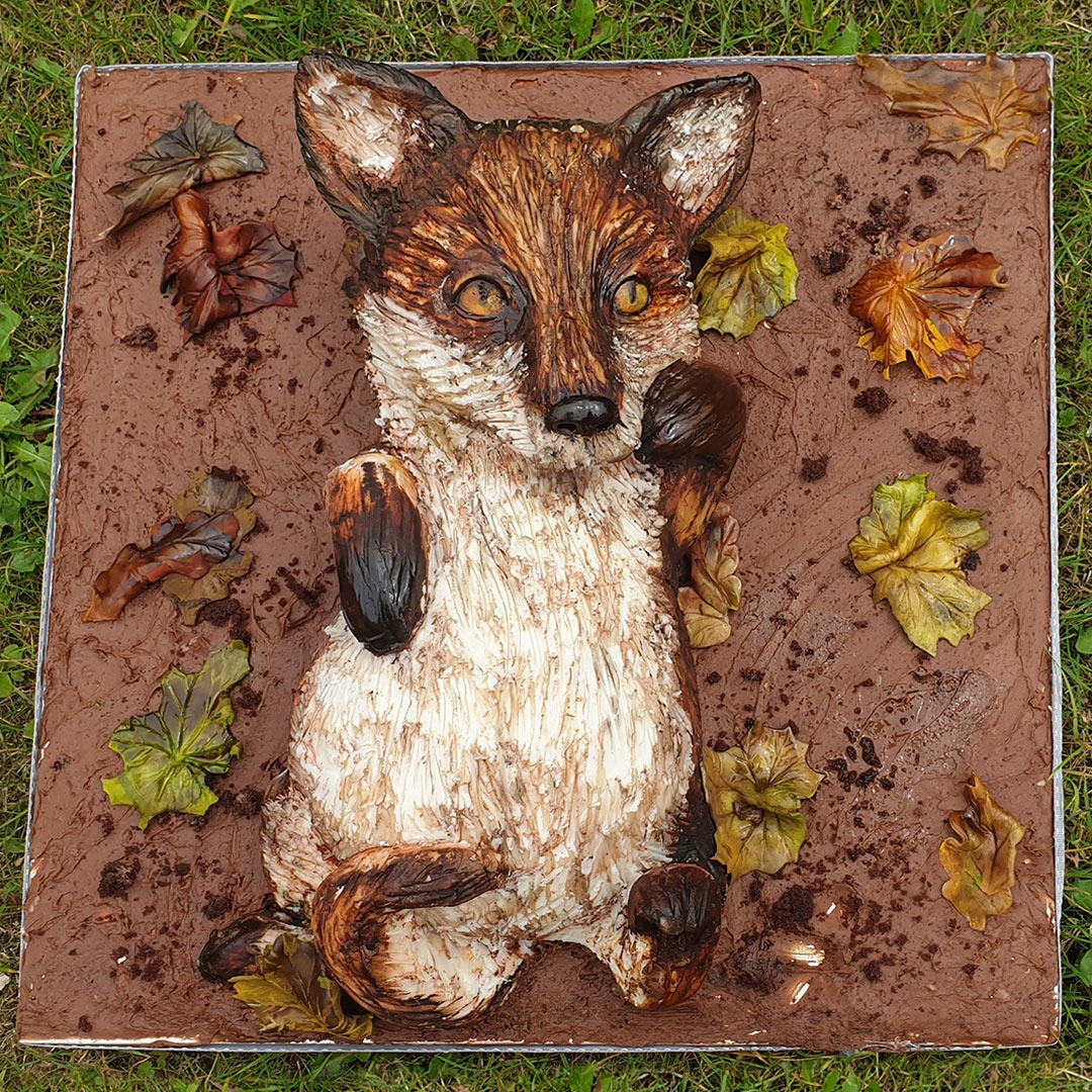 CakeDecorateCo's tweet image. The Frolicking Fox Cub 🦊
The lovely @vj_cakeartist created this adorable Fox cub featured in this month's @cakemasters magazine. Verity used The Sugar Paste, Spectrum Flow, and Sugar Street Studios Candy Clay. 🧡