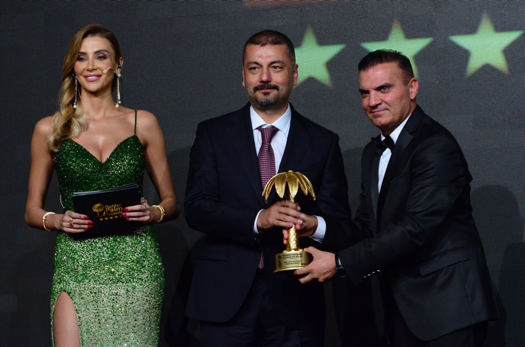 Golden Palm Awards “Yılın Spor ve Çevre Dostu İş Adamı” ödülüne layık görülen @haskangrup Yön. Kur. Başkanımız <a href="/hgbayram/">Hasan Gürkan Bayram</a>’ı; spora, sporcuya ve kadınlarımıza desteklerinden, çevreye karşı duyarlılığından dolayı tebrik ediyor, şükranlarımızı sunuyoruz.