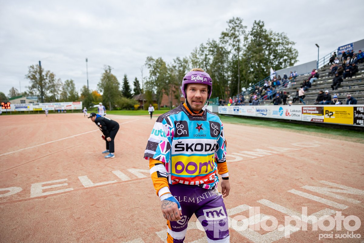 APhotoOffic's tweet photo. Tänään Superpesis ja ensimmäinen pronssi ottelu @vimpelinveto - @SotkamonJymy välillä. Kylmässä syksyisessä säässä Veto otti ekan kiinnityksen pronssiin.
Kuvat: @PasiSuokko
#4shots #superpesis #pesäpallo #pesapallo #pesis #forzavive #sotkamonjymy #staytuna #apollophoto https://t.co/fribJahY5C