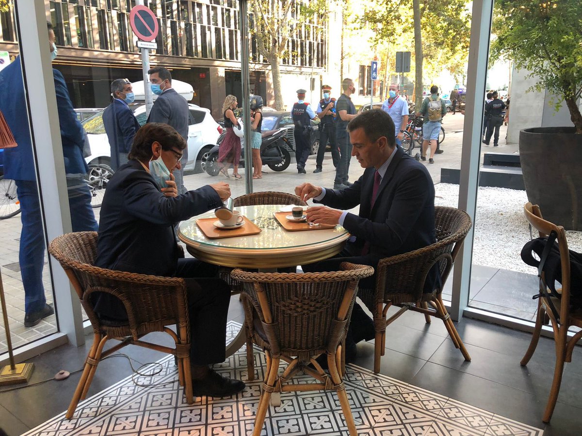 Aquesta és la Taula del president espanyol <a href="/sanchezcastejon/">Pedro Sánchez</a>. Quina presa de pèl. 
Foto de <a href="/cescgiro/">Cesc Giró</a>