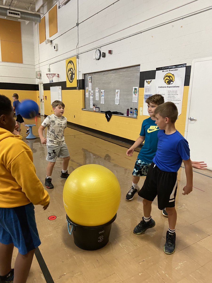 Dstephens358's tweet photo. Bounce ball! Teamwork happiness! https://t.co/9ZOBsdHkxO