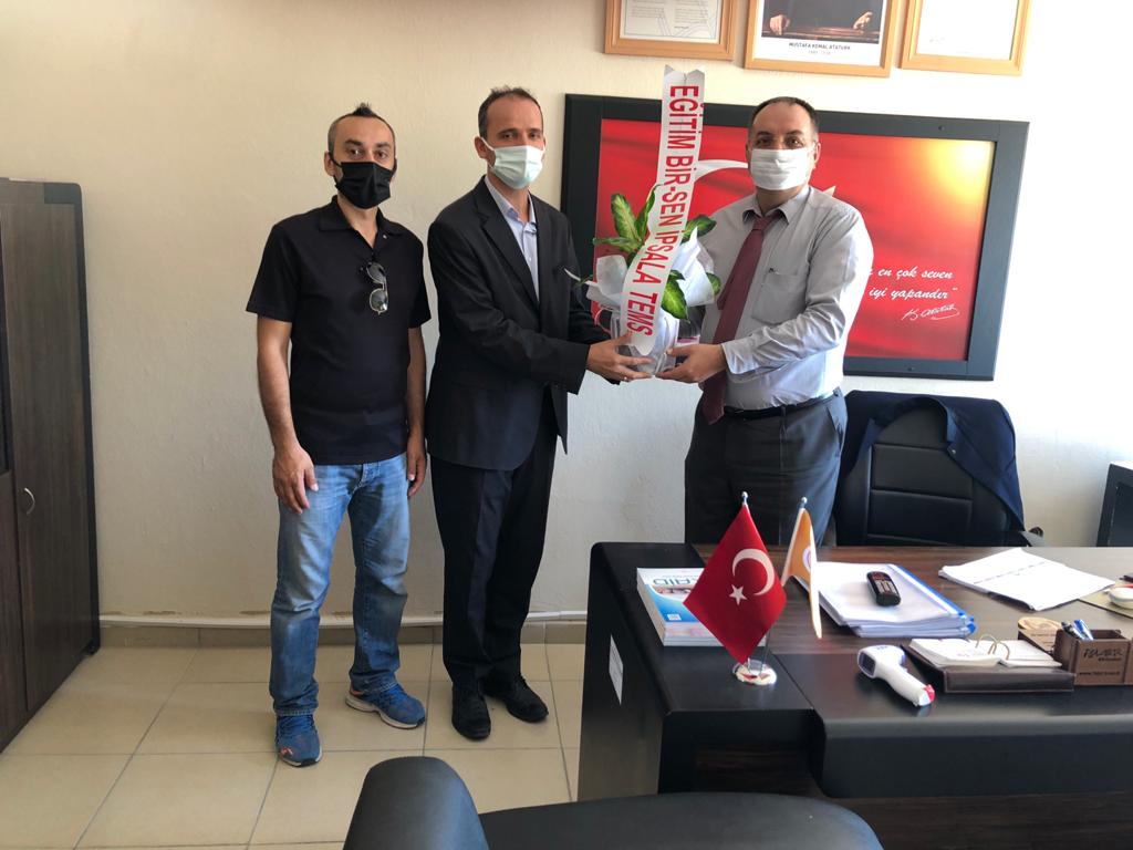 EIpsala's tweet photo. İpsala İmam okullarına müdür olarak görevlendirilen Burak Cemal Kayalı, Müdür Yrd olarak görevlendirilen Bülent YAKUT ve Mesut Üren ile Anadolu Lisesine Müdür Baş Yrd olarak görevlendirilen Barış Yusuf Yalnız ve Müdür Yrd olarak görevlendirilen Murat Demirbaş'ı ziyaret ettik. https://t.co/mppXTFMrNo