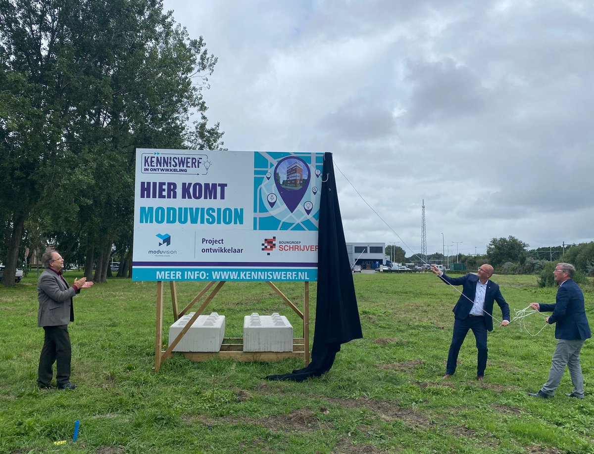 Kenniswerf (@kenniswerfzld) on Twitter photo Er komt een nieuwe kantoortoren op de Kenniswerf!
<a href="/gem_vlissingen/">Gemeente Vlissingen</a>, ScheldeZicht Investment B.V. en <a href="/ModuVision/">ModuVision</a> hebben de koopovereenkomst ondertekend voor het kavel waar het nieuwe pand voor ModuVision wordt gebouwd. Meer informatie: bit.ly/2Xtoidx Er komt een nieuwe kantoortoren op de Kenniswerf!
<a href="/gem_vlissingen/">Gemeente Vlissingen</a>, ScheldeZicht Investment B.V. en <a href="/ModuVision/">ModuVision</a> hebben de koopovereenkomst ondertekend voor het kavel waar het nieuwe pand voor ModuVision wordt gebouwd. Meer informatie: bit.ly/2Xtoidx