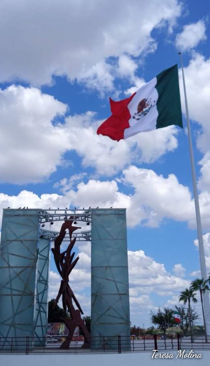 #15DeSeptiembre.  🇲🇽
Viva Mexico!      🎊 🇲🇽 🎉 😊
Bandera de México ... La más bonita 

Aquí....donde empieza la Patria #PiedrasNegras
#Septiembre2021 #MéxicoLindoYQuerido 

Gran Plaza y Monumento 'Vuelo de Las Golondrinas' en Piedras Negras, Coahuila