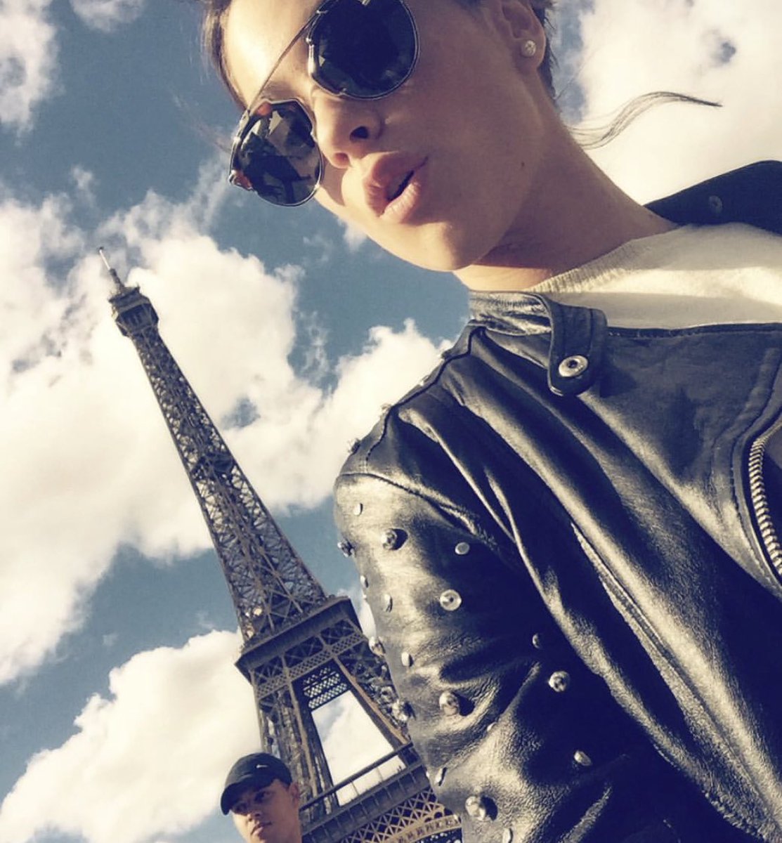 ThrowbacksTini's tweet image. .@TiniStoessel via Instagram 6 years ago today ‘Seguimos trabajando en el #PerfumeTini con Alberto Morillas #Firmenich 2016🌸🌹🍂💙💜We are still working on Tini's perfume🌸’ and ‘Paris❤️🇫🇷❤️🇫🇷’ (15th September 2015)