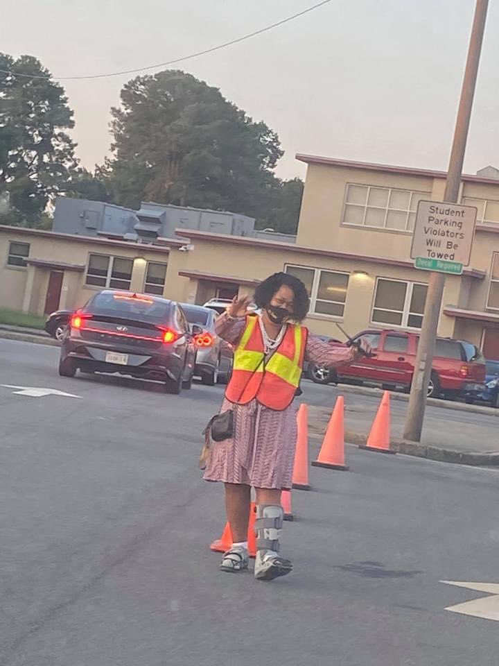 CoachDrKAM's tweet image. A parent captured this picture of me this morning helping out in the parking lot!  I love my job!!! #RaiderPride #CopelandCrew  #NNPSProud