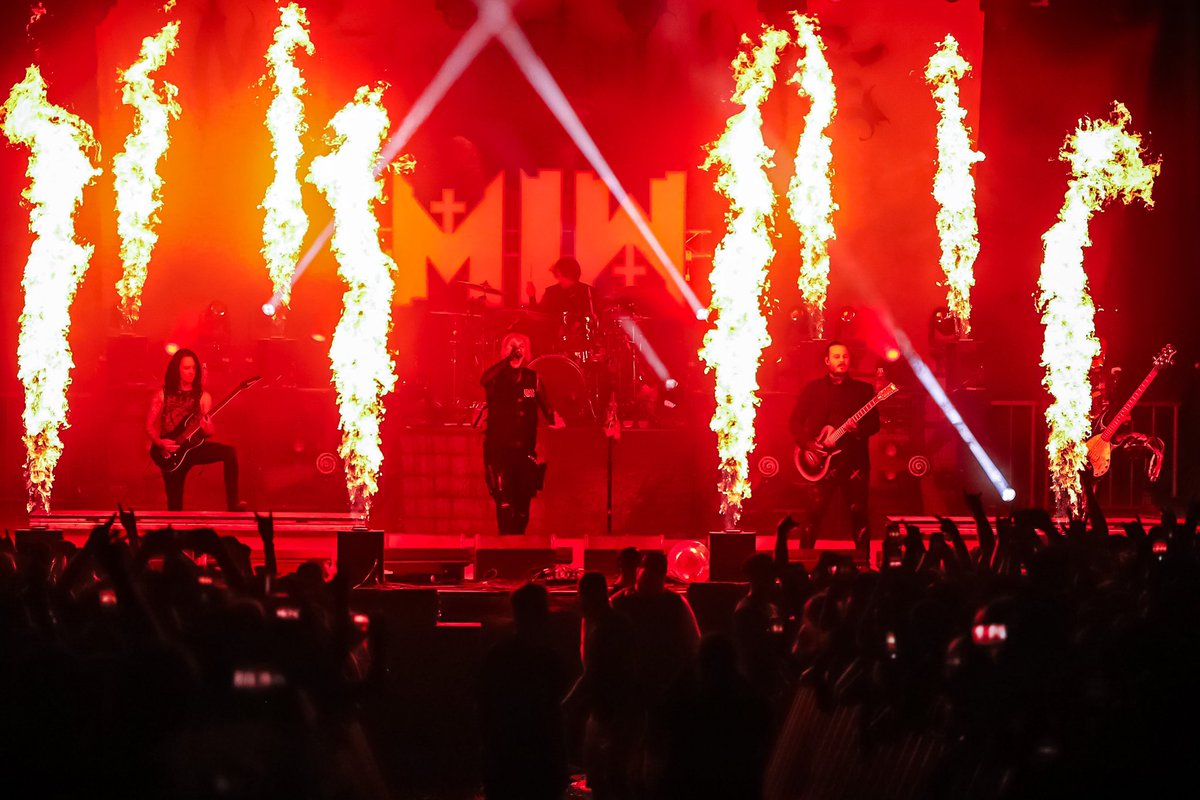 ChrisMotionless's tweet photo. Some sick shots from @BlueRidgeRock by @NickRovo. https://t.co/EFUjsojS54