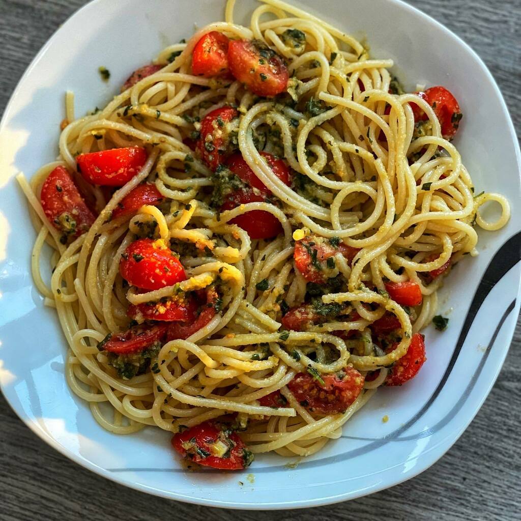 foodofevery's tweet photo. Seen is it’s nice sunny ☀️ day today I thought I make this simple Sicilian pasta dish which consists of handful of almonds, fresh basil, 2x cloves of garlic and olive 🫒 oil into a blender which turns into almond pesto, boil dried pasta then add to it… https://t.co/2zAZ7KvoxR https://t.co/QoffeZm6ab