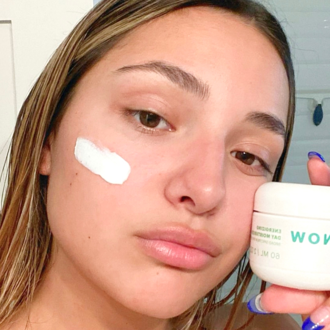 Brooklyn using our Energizing Day Moisturizer to brighten her KNOW Glow a little more each day ✨ 
Packed with good things like 
—Zinc Oxide 
—Green Tea 
—Knotgrass + Basil Extract 
knowbeauty.com/products/energ…