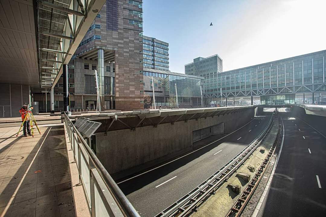 🚧  Van vrijdagavond 24, om 22.00 uur, tot en met maandag 27 september, om 05.00 uur ,worden er werkzaamheden uitgevoerd aan de Utrechtsebaan (A12). 
Daarom is de weg dat weekend volledig afgesloten in beide richtingen.

ℹ️ Check 👉 denhaag.nl/utrechtsebaan pic.x.com/D0Gvm8iIEB