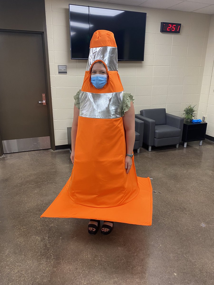 wesman023's tweet photo. RMS car line got a little more fun this week thanks to Mrs. Brown! @RuddMiddle @JEFCOED https://t.co/SfveaTHZBa