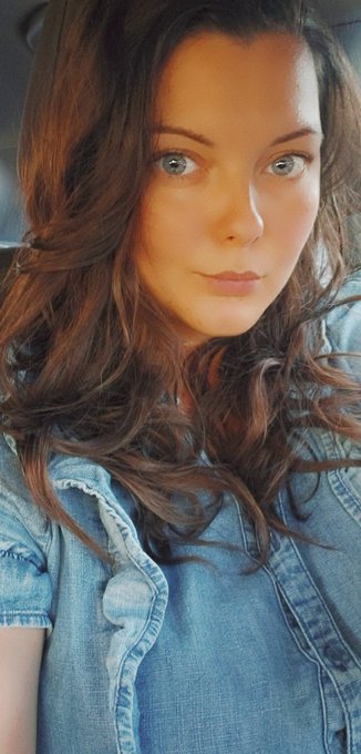 Well it's been a really rough week, but i'm still here 👑 sporting no make up and natural hair 🙈  My updated<a href="/tag/wishlist"class="tags"><span>#wishlist</span></a>