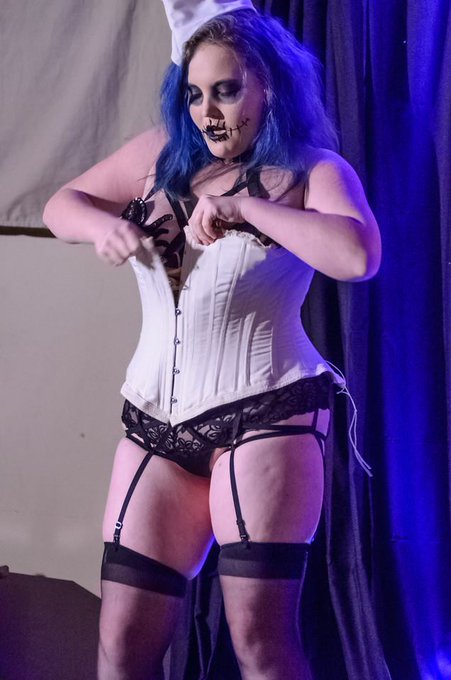 Pinup, but make it ✨spooky✨😌🖤 #pinup #burlesque #performanceart #goth #altgirl #halloween #spooky https://t