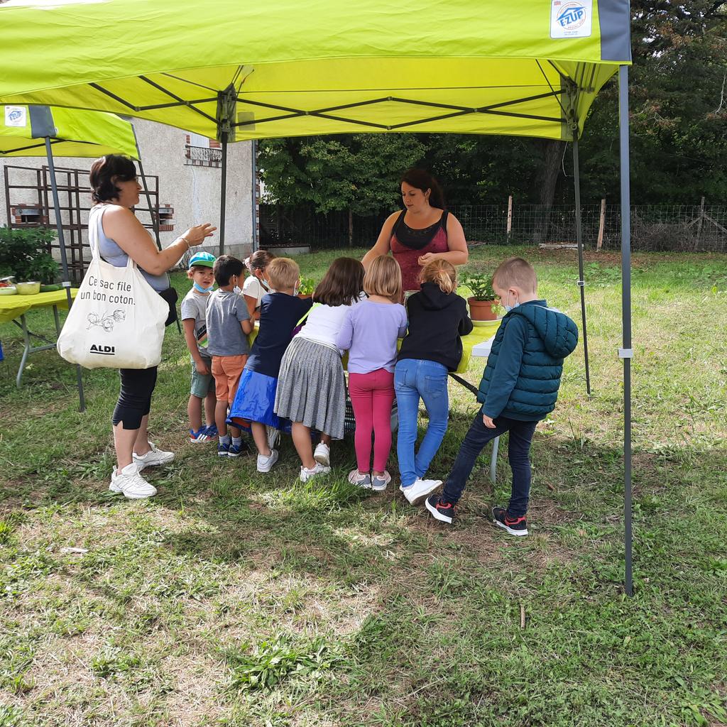 SiTesJardin's tweet photo. 👌🍅 Super 2e étape des #100lieuxnourriciers à #Vierzon ! 2 jours de festival avec des animations sur le compost, les légumes, la pollinisation à destination des scolaires et des partenaires de l'écopole aliment La Chaponnière. Merci à la #Régiedeterritoire C2S pour son accueil ! https://t.co/7lOb3UmpRd