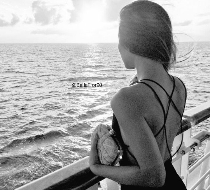 Me dejas una marea en las 
entrañas y un silencio en el 
pecho que clama por tu voz.