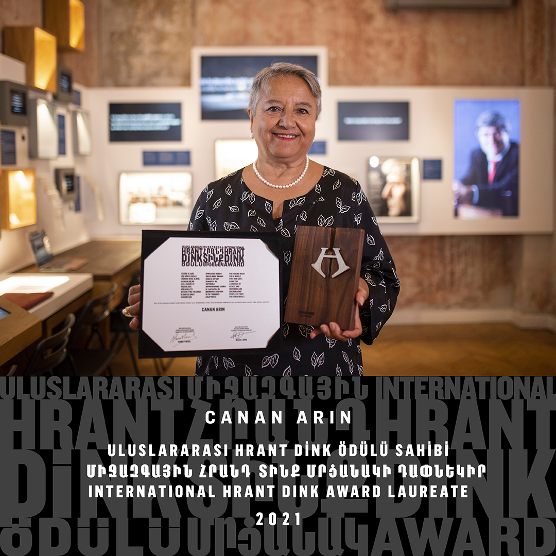 2021 #HrantDinkÖdülü sahibi Canan Arın: Bu kadar canavarlığın içinde, bu kadar korkunç bir tabloda insanın içini açan, insanı yüreklendiren tek olay kadın direnişi &amp; dayanışması!

x.com/i/broadcasts/1…

#DayanışmaGüçlendirir #KadınDayanışmasıYaşatır