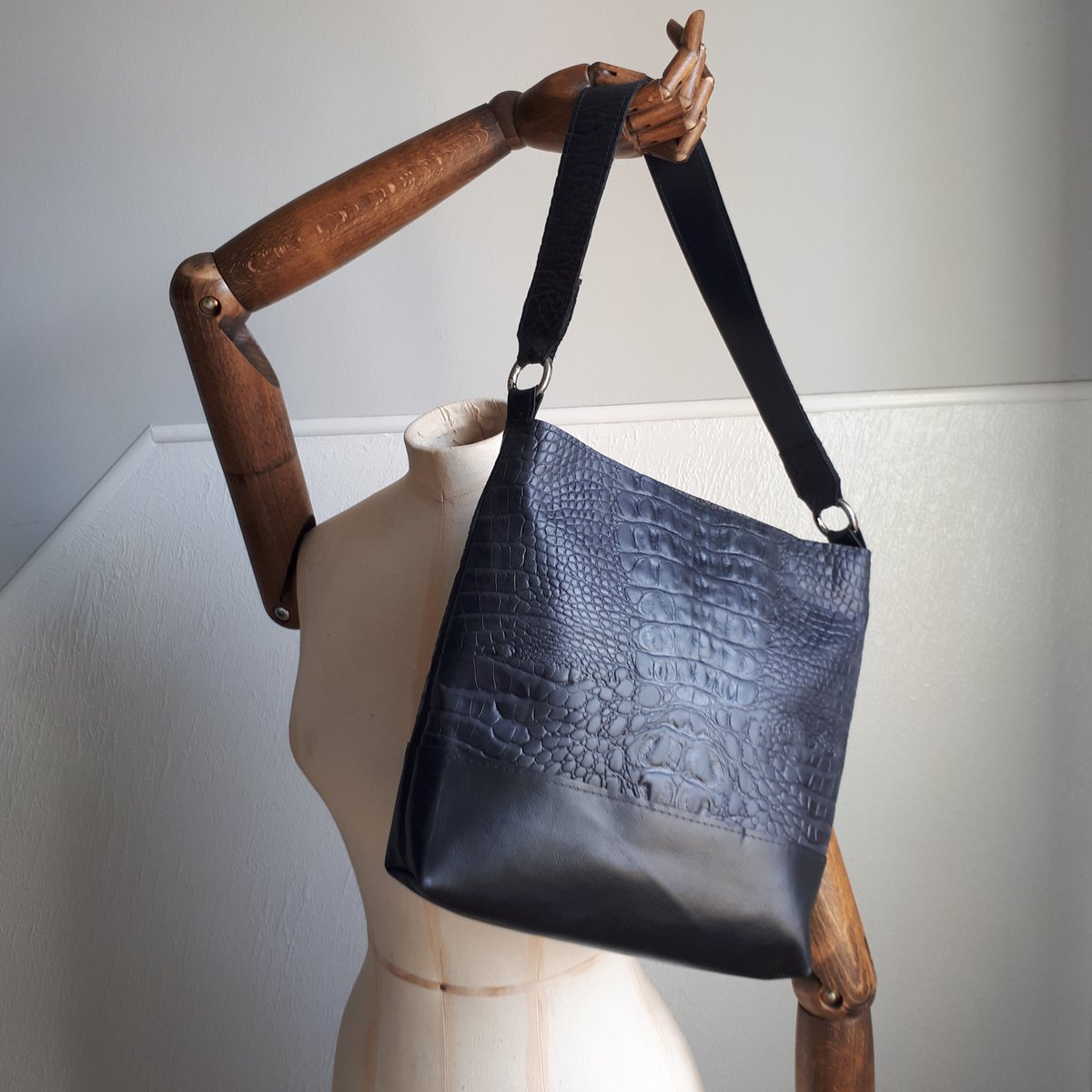 Evening @handmadehour This cute black #leatherbag is looking for a new home. And it's on sale this week too!

yickenl.etsy.com/listing/633957…

#leather #sale #blackleatherbag #etsyshop #handmade #HandmadeHour