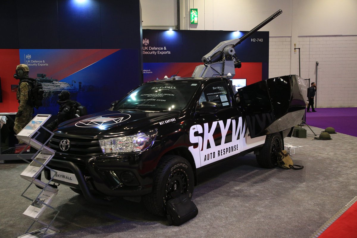 GZagkas's tweet photo. Το #Skywall Auto Response έχει σχεδιαστεί για να προστατεύει κρίσιμες εγκαταστάσεις από επιθέσεις μικρών ΜΕΑ. Εντοπίζει και παρακολουθεί το ΜΕΑ και εκτοξεύει πλέγμα το οποίο και το εγκλωβίζει οδηγώντας το στο έδαφος (το σύστημα δύναται προαιρετικά να είναι μη επανδρωμένο). https://t.co/N5j2verswK