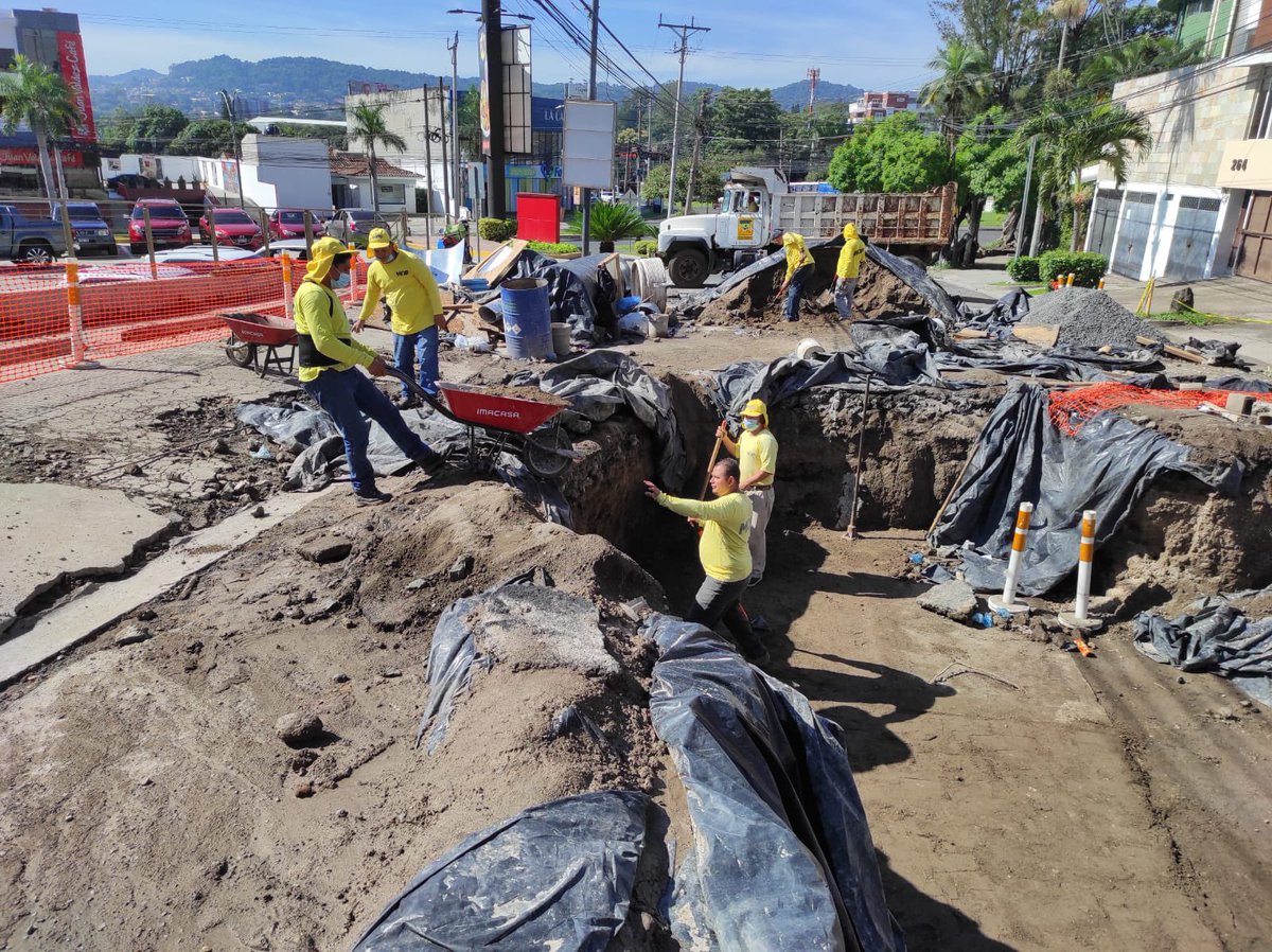 RomeoHerrera1's tweet photo. Mientras unos destruyen, nosotros, avanzamos en la construcción de un nuevo país. 🇸🇻

Hoy, eliminamos una cárcava en el Bulevar El Hipódromo, San Salvador. https://t.co/Z4ZtIuvfKe