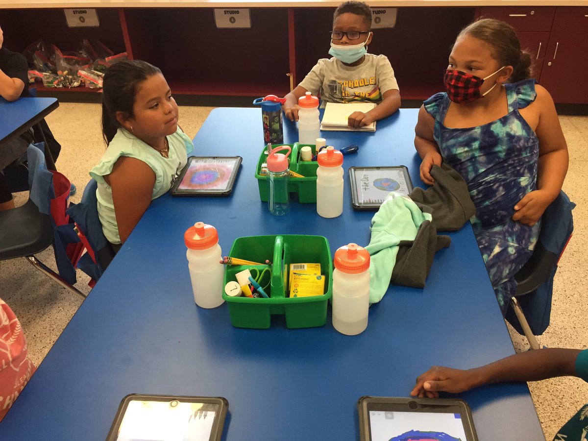 mrshueysclass's tweet photo. Making dots with @peterhreynolds for #internationaldotday @HayshirePOWER @sthomascysd https://t.co/HTkuluWGyS